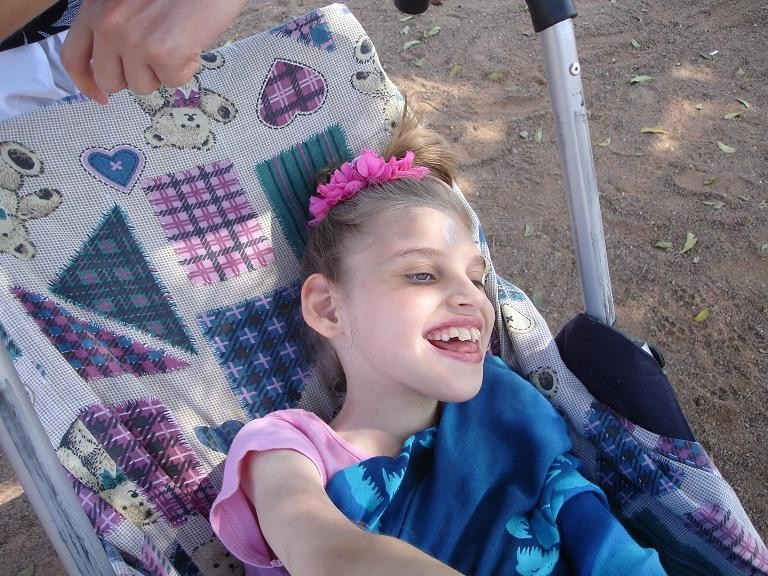 тяжелобольная  девочка в коляске